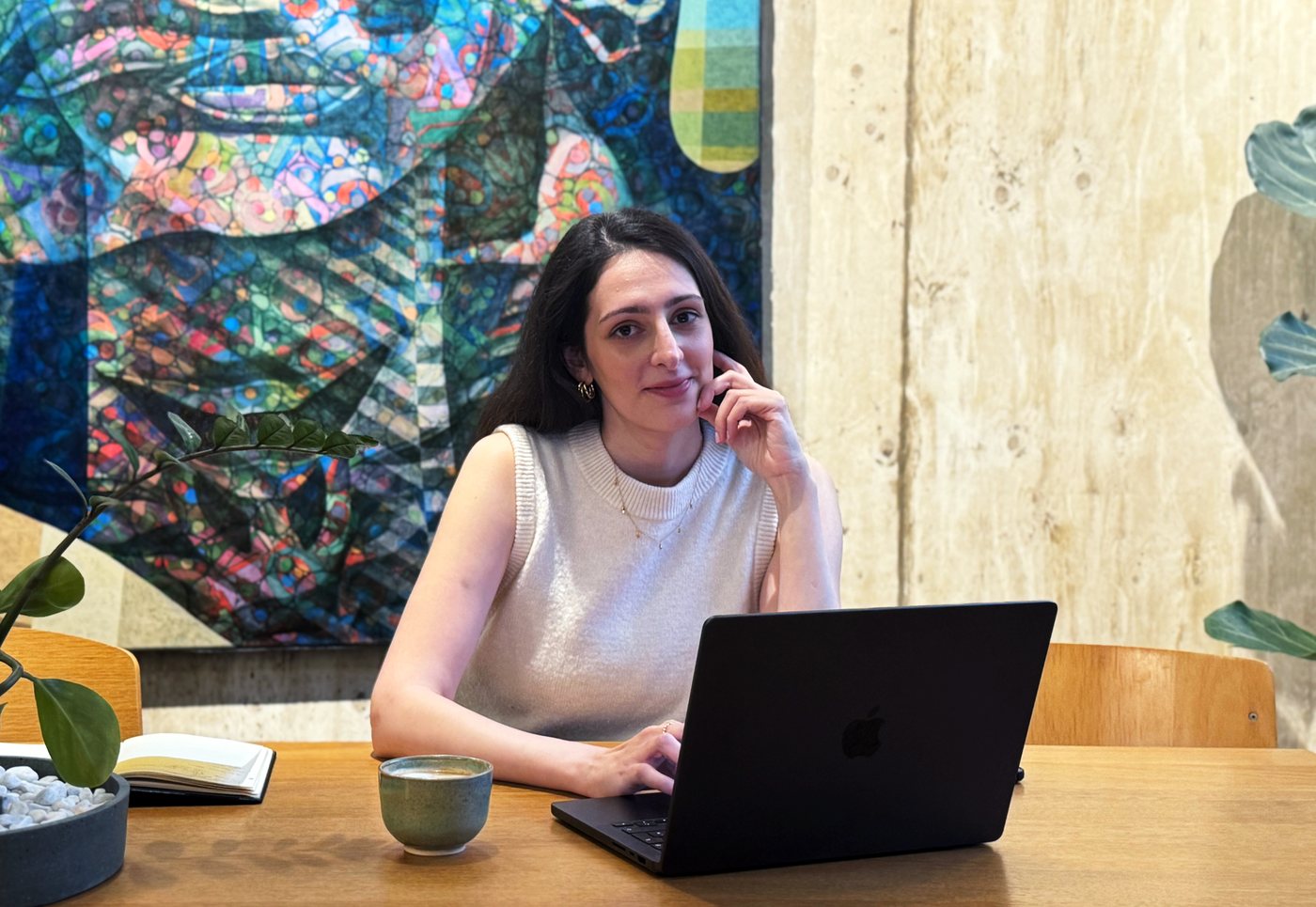 Nora Leonard am Schreibtisch